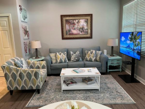 Lovely 3-bedroom beach condo! Walk to shop or eat!